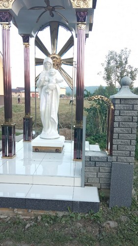 Скульптура Богородиці з Ісусом